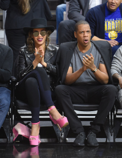aintnojigga:  Jay Z and Beyoncé   are at the Staples Center