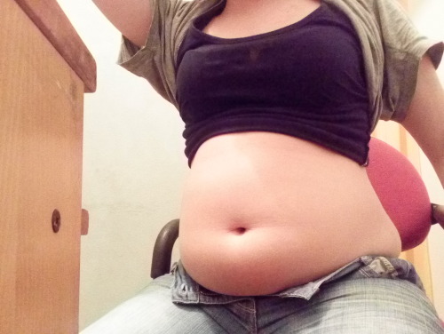 morefatbelly:  Tonight after dinner I ate a delicious tiramisu cake, a tube of whipped cream and drank two liters of water: the first photos showing my tummy before eaten with the remainder during my “little snack”.Latest photos, those without jeans,