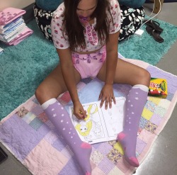 lilkinkycookie-princess:  My Daddy found me dutifully coloring