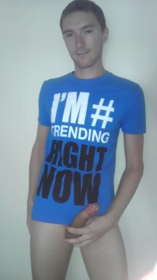 arthusetnico:  RT if you like my trending tshirt #twitterwhore