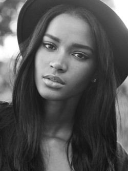 crystal-black-babes:  Beauty Black Face - Leila Lopes - Beautiful