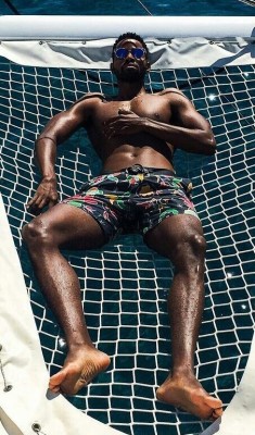 bromancebooty:Jay Ellis w. the cakes