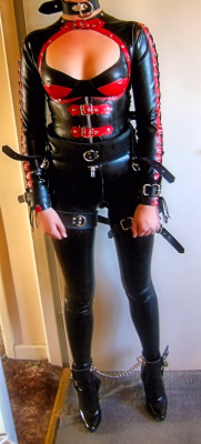 ultimatefetish:  My friend dressed up in her latex leggings and