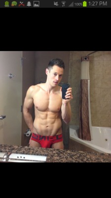 lovesbeingsmalldownthere:  fuckstevepena:  He’s NAKED! Check