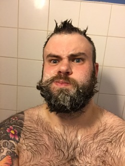 cuddlymatt:  mark0bear0:  Cleaning the beard 🚿🐻🚿  :-)