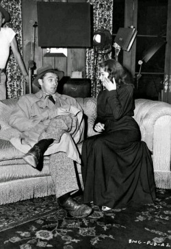 oldhollywoodfilms:    Jane Greer chats with Robert Mitchum on