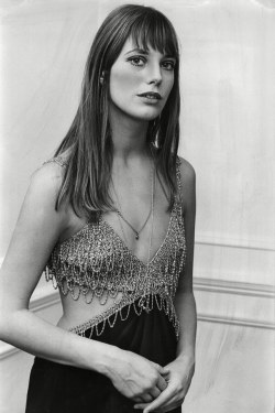 sendommager:Jane Birkin photographed at the premiere of Wonderwall,