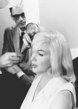 elsiemarina:  Marilyn Monroe having her hair styled on the set