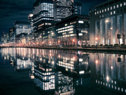 dreams-of-japan:  Reflection of Tokyo by tantake on Flickr. 