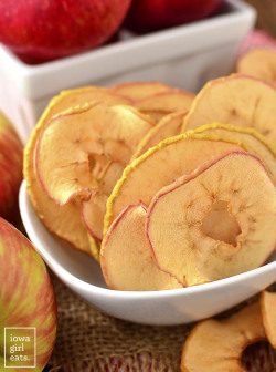 yummyinmytumbly:  Baked Apple Chips 