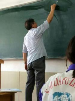 wallylock:  offbeatchina:  A Chinese middle school history teacher