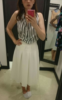 freshlymotivated:  Canâ€™t quite express how much I love this outfit! But I didnâ€™t buy it :( skirt was Â£35 and top was Â£28 and well I just donâ€™t feel like thatâ€™s justifiedâ€¦ About to go to America for 3 weeks (for the first time ever Iâ€™m so