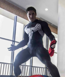 thesidekink:  This poc kinda looks like he’s posing over spidey.