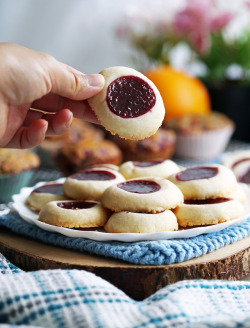 foodffs:  CLASSIC RASPBERRY SHORTBREAD THUMBPRINT COOKIES - Buttery