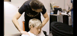 harrycmon:  Liam massaging Niall while he sleeps. (≖‿≖✿)