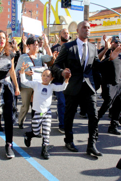 ikonicgif:  Tyrese Gibson and his daughter join a peaceful demonstration