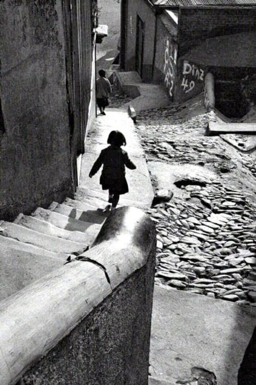 Sergio Larrain, Fillette dans sa ruelle, Valparaiso, 1952 Nudes