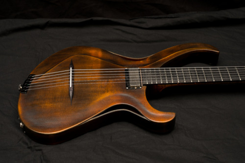 bushdog:  Nick Page Guitars | Violine Machine 