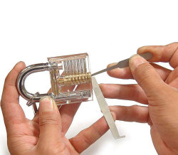 dilbert3mp3:  odditymall:This padlock is made from transparent