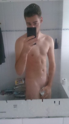 hot-n-hot:  edcapitola2:  guyswithcellphones:  Meet Mark, 18yo,