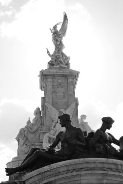 bwook:  * Statue of Buckingham Palace. London, UK / Sep. 2012