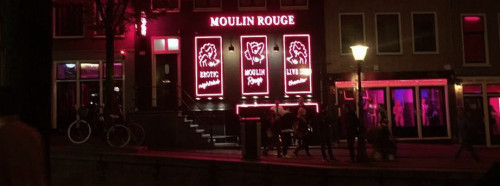 Sanırım kimse benden Amsterdam kanalı, kilise, bisiklet resmi beklemez. O resimler facebookta, redlight resimleri burada… Eniştemle gezerken yolumuz kırmızı ışıklara düştü nedense… (Tamam, ben ısrar ettim biraz, bakire kız