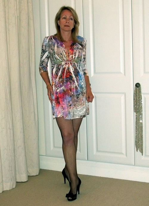 prettygreen71:FINE mature pussy… bet sheâ€™s not wearing any panties!?