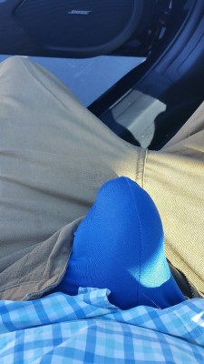 jey-xxx-wynn:  Bulging in n2n bodywear spandex tights under work