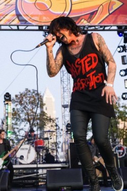 sleepingwithsirens-org:  follow sleepingwithsirens.org  yay 