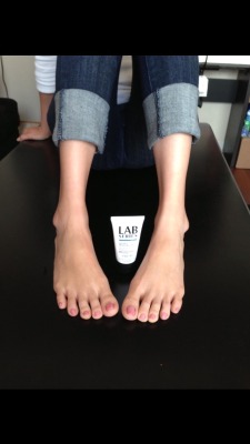 itsallaboutthetoes:  koreanfeetmodel:  Just lotioned my soft