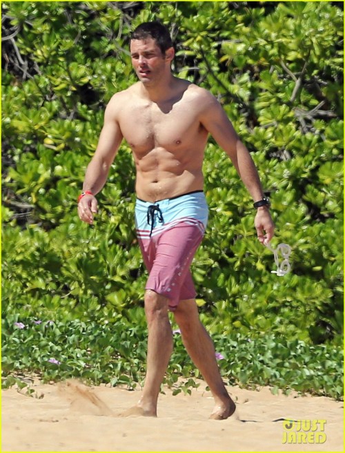 hottilicious:  James Marsden shirtless at the beach  