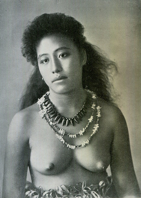 beautifulcentury:   Una bella Samoana con collane di denti e di conchiglie - Photo byTommaso Andrew, Apia, Samoa (1900s) by Occhio Fantastico on Flickr. 