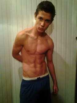 sagginboys:  Nice waistband