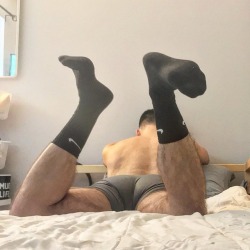 guysinshortsandsocks:  You know they are hot