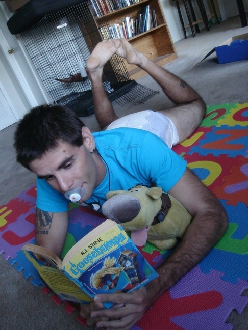 littlebabydee:  After bathtime, Douglas an’ I decided to get a little reading in while Daddy watched TV~ ^^