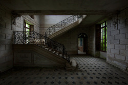 destroyed-and-abandoned:  Grand stairs in a 17th century abandoned