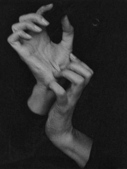 atavus:  Alfred Stieglitz - Georgia O’Keefe, Hands, 1919 