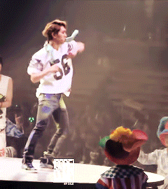 on-ho:  Onew showing the world his dance moves until Jonghyun