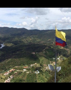 #guatape #pueblo #Colombia #elpenol #elpeñol #bigassrock almost