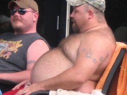 cubdar: tankertubbs: hmmmm that neck,fur,belly :P  Gorgeous.