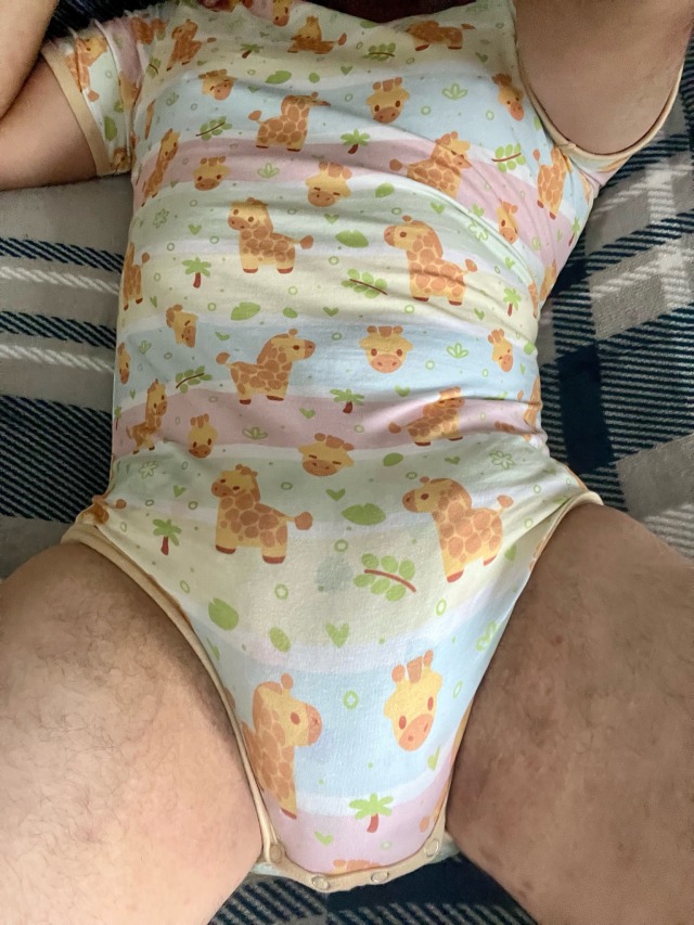 cuddlebugandmommasnug:Literally in love with my new giraffe onesie🥹