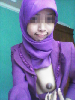 awekseksis2:  otakblue:  Tudung purple gersang  http://awekseksis2.tumblr.com