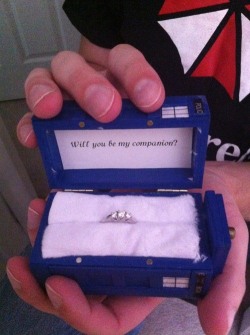 whoufflesoufflegirl:  Yes fangirls, that is an Asscher cut engagement