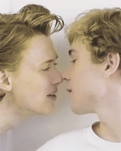 skamisako: tender goodbye kisses between norwegian princes