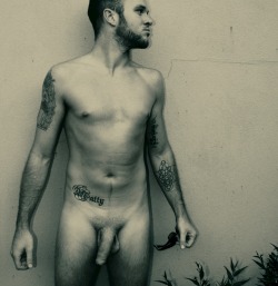 tattedmen:  http://gottabestraight.tumblr.com/ - Straight Nude