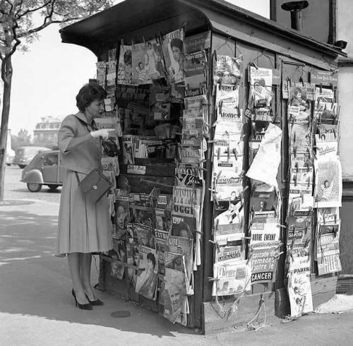 Kiosque a journaux. Place de l'étoile en 1960 8ème Paris. Nudes