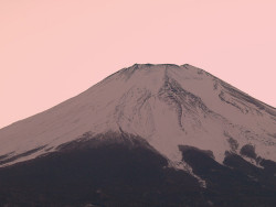 szelence:  Mt Fuji at Sunset 2 by GoGoJingo on Flickr. 