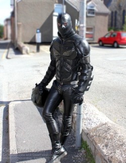 britishbootedbastard:  How to be a rubber freak in day light