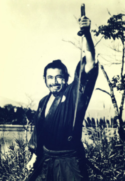 gunsandposes:  Toshiro Mifune in Yojimbo mode.