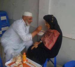 gharibafisabilillah:  70 years-old son feed his mother who is